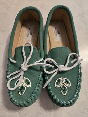 Manitobah Women's Green Suede Beaded Kayak Moccasins Size 10